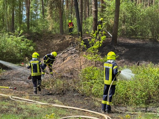 FW Flotwedel: Waldbrand zwischen Oppershausen und Offensen beschäftigt die Feuerwehren der Samtgemeinde Flotwedel