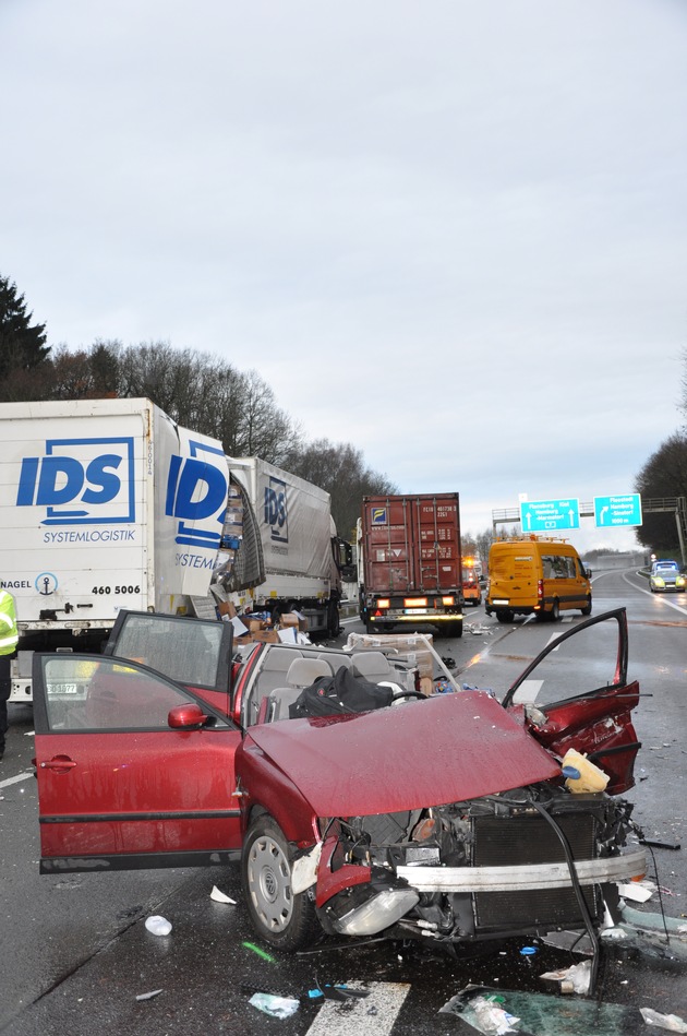 POL-WL: Stauende übersehen - schwerer Verkehrsunfall auf der BAB 7