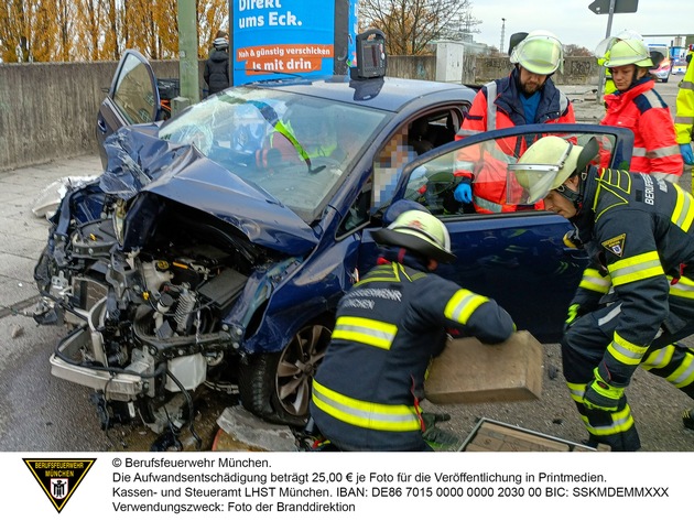 FW-M: Autofahrer rammt Litfaßsäule (Neuhausen)