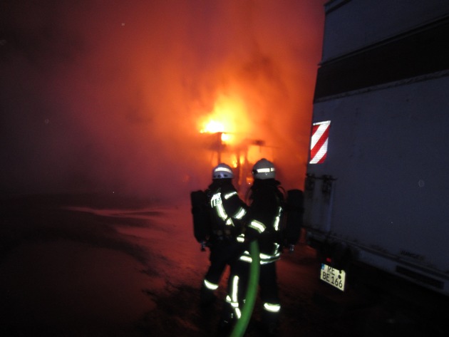 FW-MH: Wohnwagen brennt aus - ein Verletzter