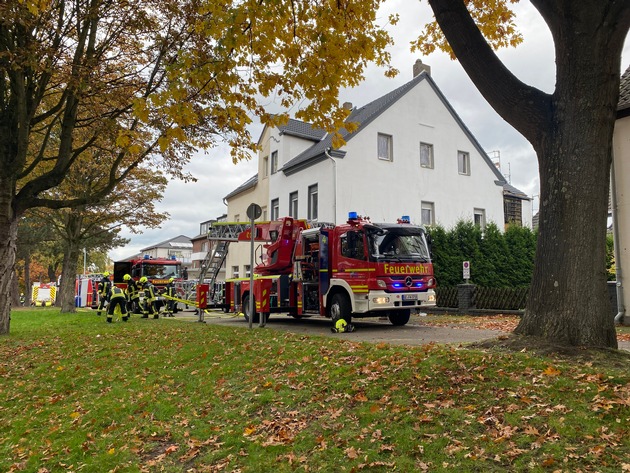 FW-GE: Fassadenbrand in Gelsenkirchen-Buer