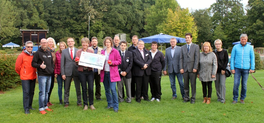 Spendenspektakel am Tag der Wirtschaft: 9.000 Euro für Frauen und Kinder in Schwabach