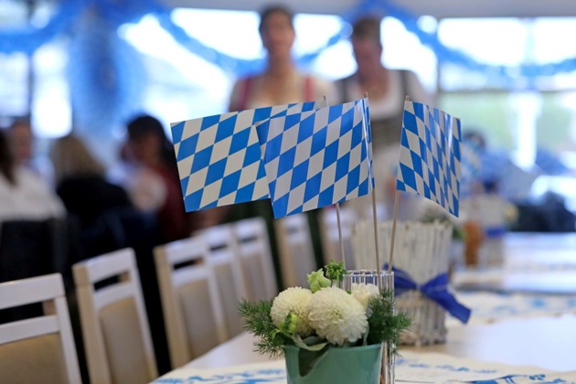 O’zapft is auf dem Main: Die Schiffe der Primus-Linie werden bei den Oktoberfest-Fahrten zum schwimmenden Festzelt