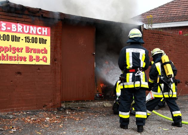 FW-E: Feuer in Lagergebäude neben Gaststätte, niemand verletzt