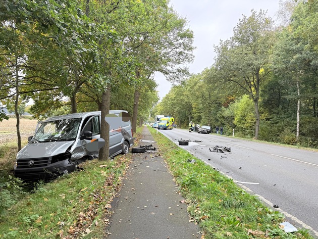 FFW Schiffdorf: Transporter und Pkw kollidieren - eine Person leicht verletzt