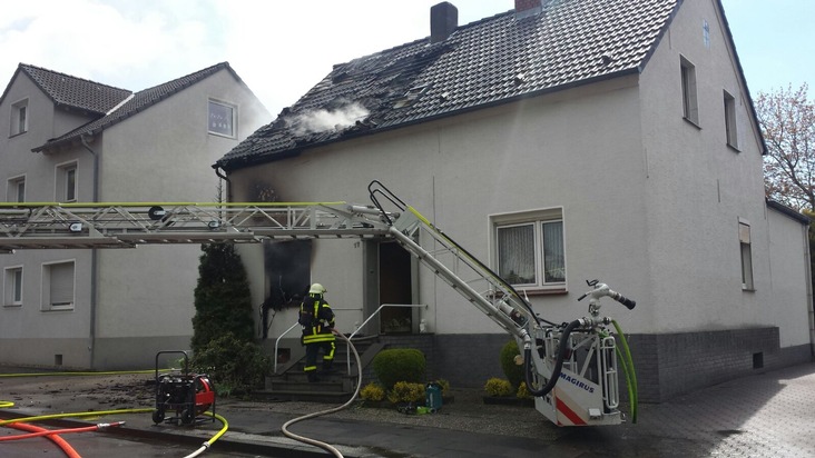 FW-RE: Wohnungsbrand mit einer schwer verletzten Person