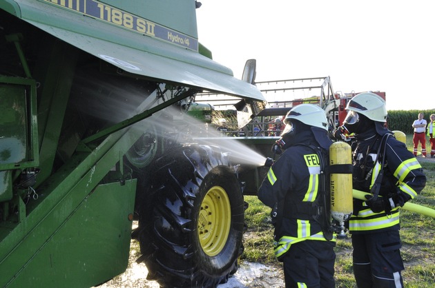 FW-KLE: Brand eines Mähdreschers