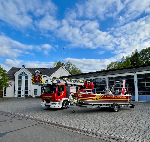 FW Drolshagen: Drehleiter und Mehrzweckboot gesegnet und offiziell im Dienst