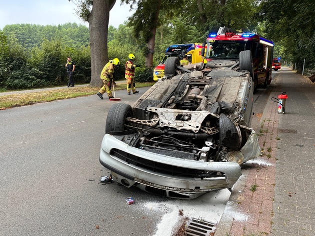 FW-OLL: PKW prallt gegen Baum und überschlägt sich