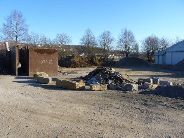 POL-LB: Holzgerlingen: Unbekannte lagern Bauschutt auf Firmenlagerplatz ab