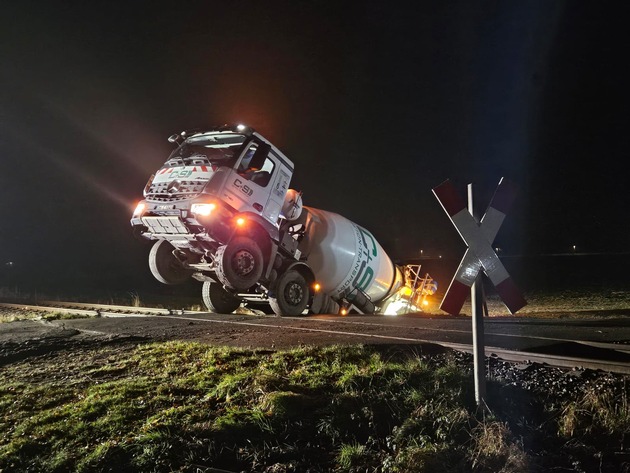 POL-STD: Betonmischer kommt von der Fahrbahn ab und blockiert Bahnstrecke