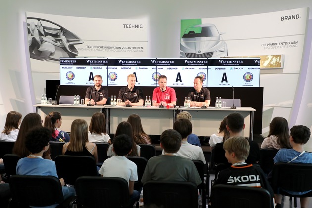 Eishockey-Bundestrainer und Nationalspieler stellen sich im SKODA Pavillon der Autostadt den Fragen Jugendlicher (FOTO)