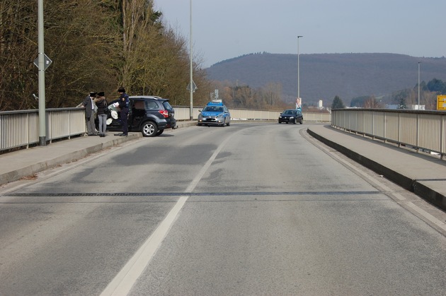 POL-PDKL: Brückengeländer fängt PKW

Verkehrsunfall