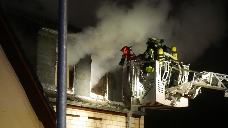 FW Celle: Wohngebäudebrand in Celle - Feuerwehr im Großeinsatz!