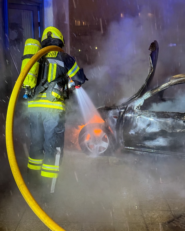 FW-DT: Brennender Pkw in der Innenstadt