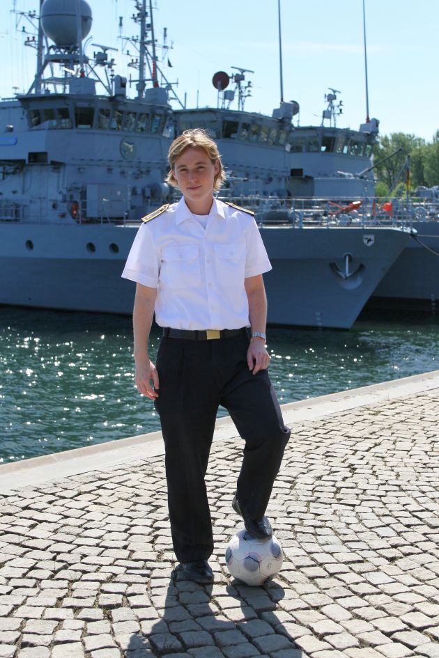 Deutsche Marine - Pressemeldung: Schleswigerin will erneut Weltmeistertitel im Militärfrauenfußball holen - Siri Thomsen ist einzige Marineangehörige im Fußballkader