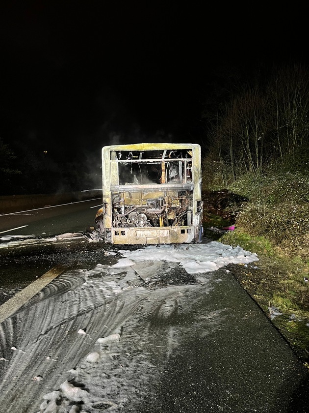 FW-E: Bus brennt auf der BAB 52 - Autobahn zeitweise voll gesperrt