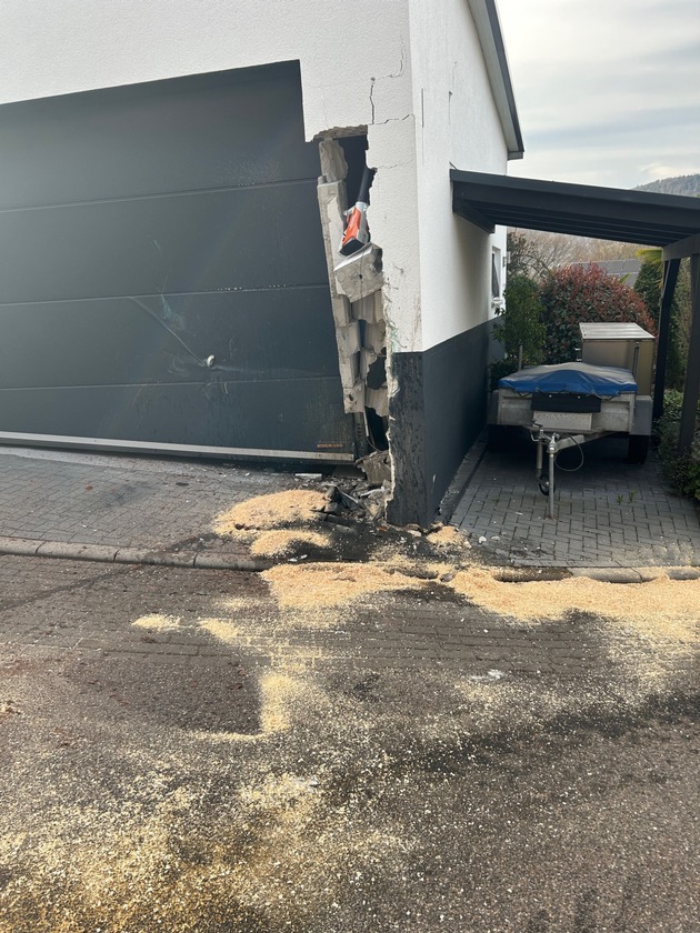 POL-PDLD: Annweiler - Unimog rollt in Garage