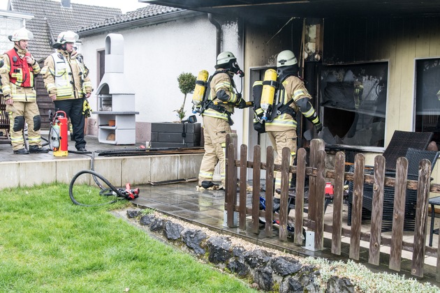 FW Menden: Gartenhausbrand ohne Verletzte