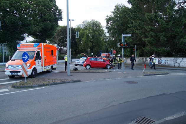 FW Menden: Verkehrsunfall - Zwei PKW kollidieren im Kreuzungsbereich