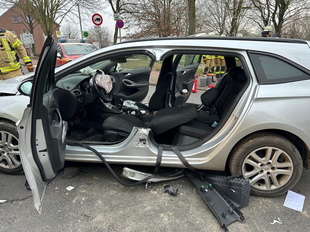 FW Xanten: Verkehrsunfall zwischen zwei PKW - Feuerwehr befreit verletzte Person