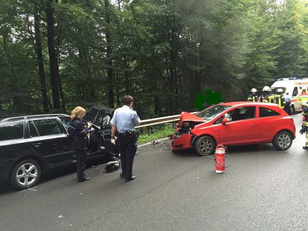 FW-OE: Verkehrsunfall mit 3 verletzten Personen auf Landstraße zwischen Attendorn und Olpe