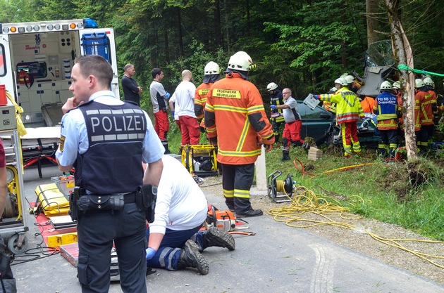 KFV-CW: Unfall mit zwei Schwerverletzten in Kleinwagen. Fahrt endet im Wald.