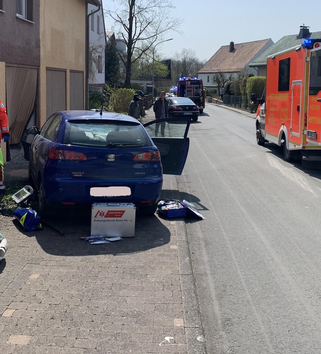 FW Borgentreich: Verkehrsunfall in Borgentreich. PKW prallt gegen eine Hauswand. Eine Person verletzt.