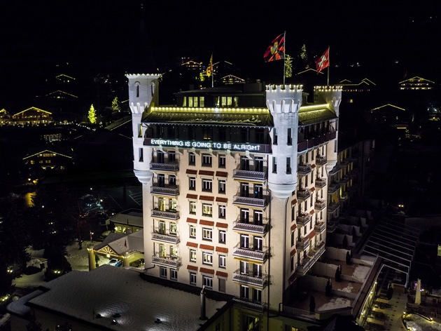 Medienmitteilung: Lichtblick von Martin Creed an der Fassade des Gstaad Palace