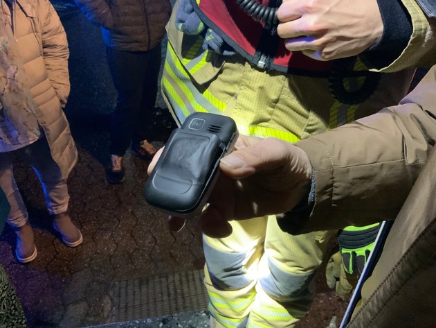 FW Ratingen: Brand eines Smartphone-Akku Glücklicher Zufall verhindert Wohnungsbrand