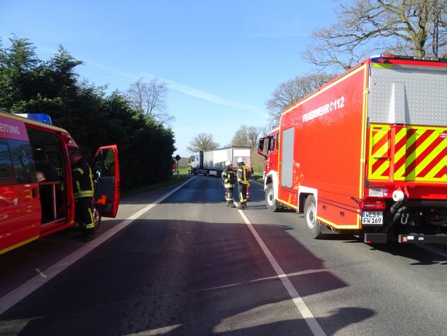 FW Sonsbeck: Verkehrsunfall zwischen Kleintransporter und LKW