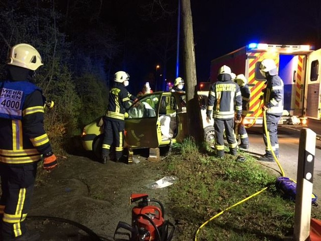 FW Dinslaken: Feuerwehrwehr befreit eingeklemmten Verletzten nach Verkehrsunfall