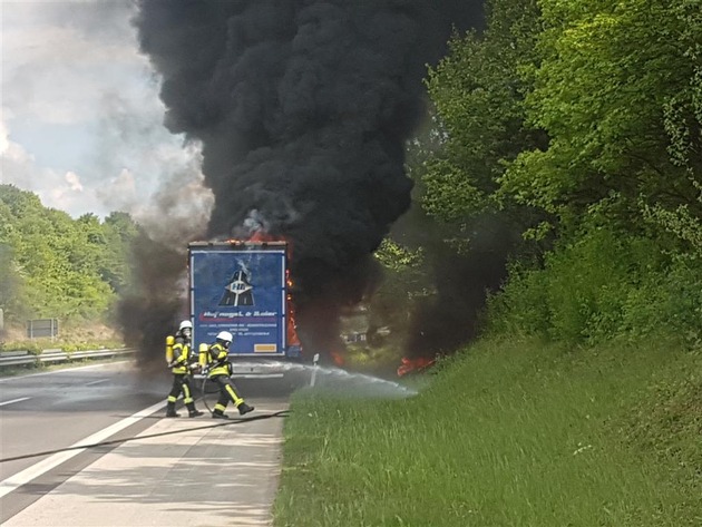 POL-PDPS: Fahrzeugvollbrand eines Sattelschleppers mit Anhänger