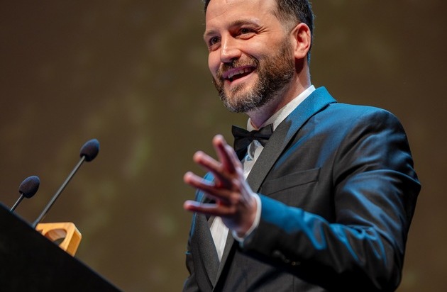 Herr Anwalt gewinnt 9:16-Award "Voice of Trust" - präsentiert von #UseTheNews und WeCreate