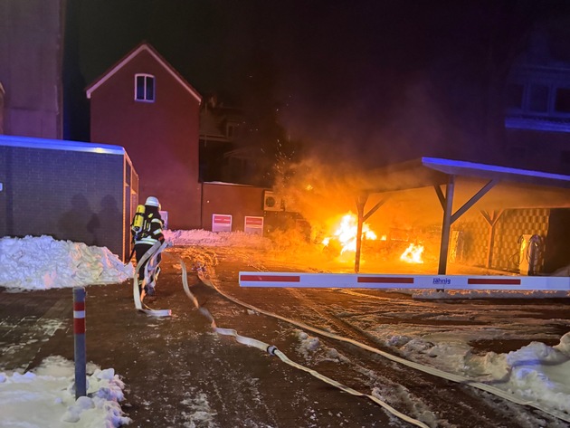 FW-AUR: Zeitgleich brennt PKW unter Holzcarport