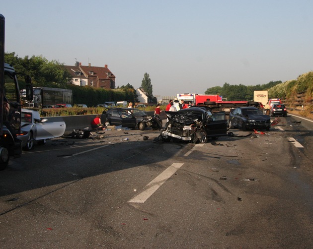 FW-E: Schwerer Verkehrsunfall auf der A 40 Höhe kurz vor der Anschlussstelle Frillendorf, insgesamt neun Menschen verletzt, zwei davon schwer