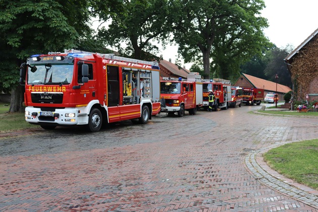 FFW Schiffdorf: Baggerfahrer beschädigt Gasleitung - Großaufgebot der Feuerwehr wird alarmiert