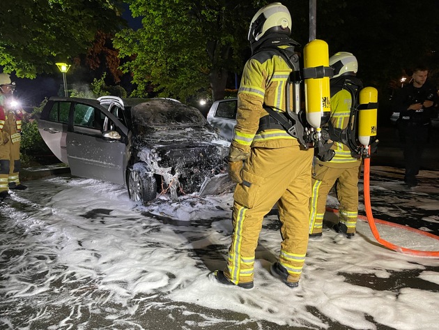FW Dresden: Feuerwehr löscht brennende Fahrzeuge