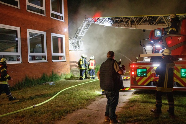 FW Lüchow-Dannenberg: Feuer in Dannenberger Gymnasium +++ Feuerwehr im Großeinsatz +++ Feuerwehrfrau erleidet leichte Verbrennungen