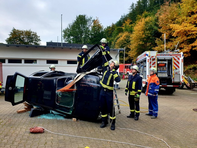 FW Schalksmühle: Verstärkte Ausbildung: Technische Rettung bei Verkehrsunfällen