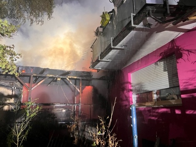 FW-BO: Brand eines Mehrfamilienhauses in Bochum-Querenburg