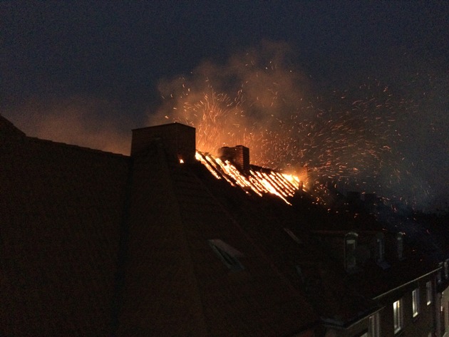 FW-GE: Feuer mit Menschenleben in Gefahr in Bulmke-Hülle- Brennt Dachstuhl in der Germanenstraße in voller Ausdehnung
