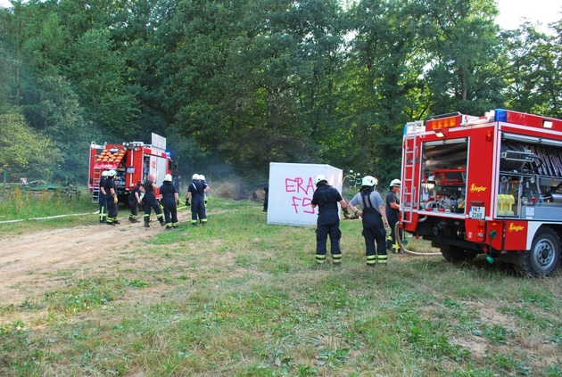 FW-MK: Feuer am Waldrand in Rheinen