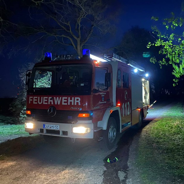 FFW Schiffdorf: Spaziergänger entdeckt glimmenden Flächenbrand - Schlimmeres kann verhindert werden