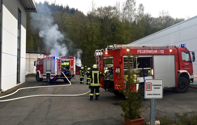 FW-PB: Containerbrand auf Firmengelände