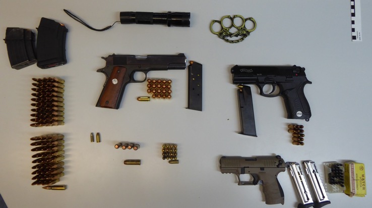 POL-HAM: Schusswaffen und 17 Kilogramm Marihuana bei Wohnungsdurchsuchungen entdeckt - Zwei Männer in Untersuchungshaft