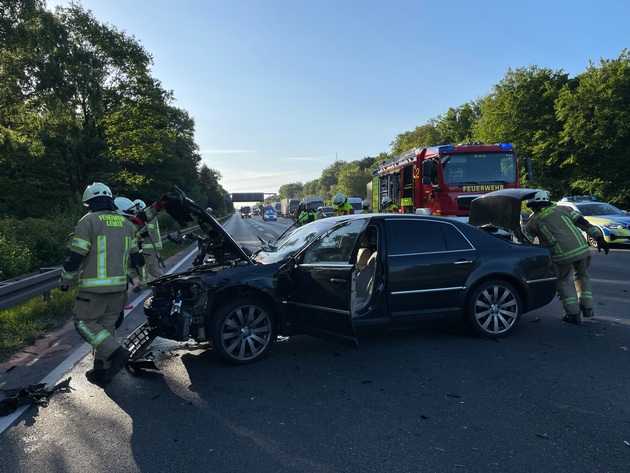 FW Lehrte: Verkehrsunfall zwischen PKW und LKW auf der Autobahn - LKW behindern über vier Fahrspuren nebeneinander die Anfahrt der Rettungskräfte