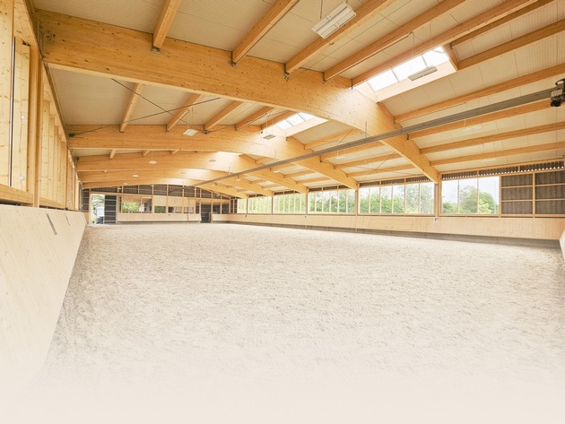 Pferd Bodensee startet in 2 Tagen: Schlosser Holzbau zeigt Aktiv-Reithalle (SAR)