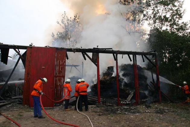 POL-NI: Scheune durch Feuer vollstaendig vernichtet - Bilder im Download -