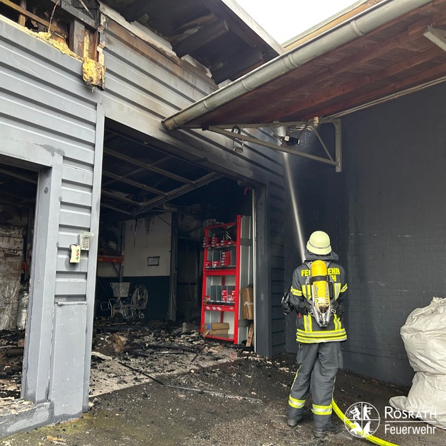 FW Rösrath: Brand in Gewerbehalle - Massive Rauchentwicklung weithin sichtbar